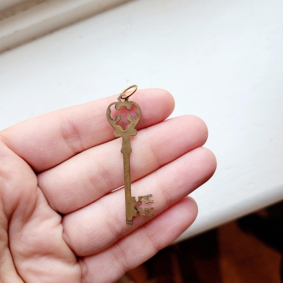 Vintage Bronze Skeleton Key Pendant - Picture 6 of 6